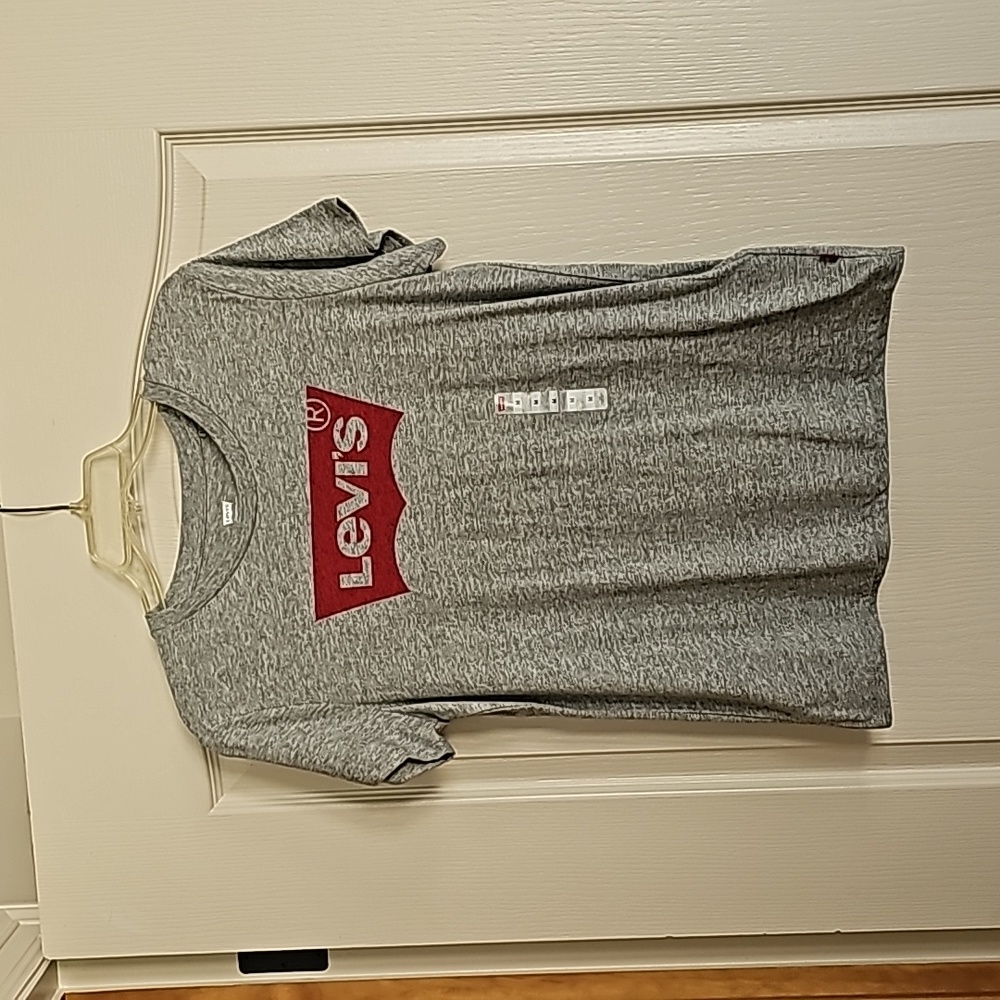 New, never worn Levi's Tee